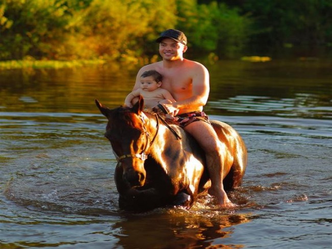 Wesley Safadão anda a cavalo com o caçula e encanta seguidores: ''Sem estruturas''