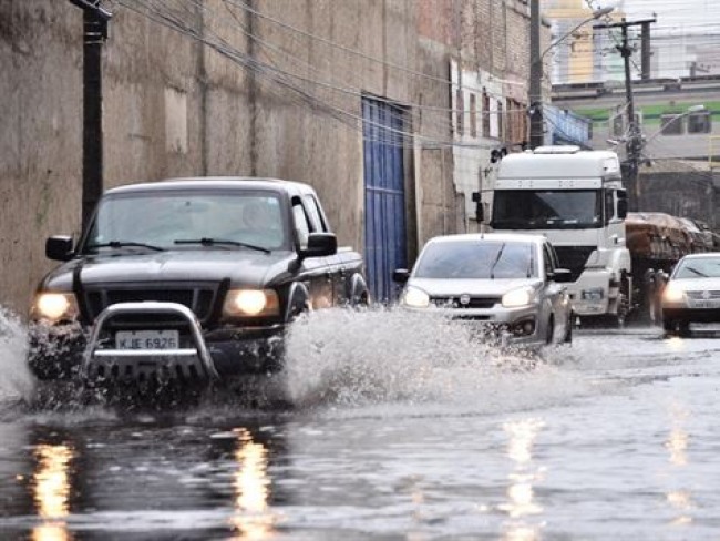 Ruas do Recife amanhecem alagadas após chuvas da madrugada