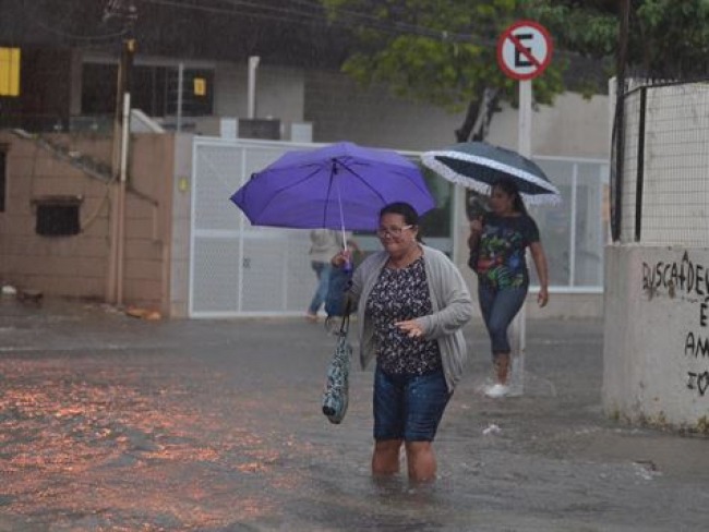 Chuvas devem persistir com raios e ventos fortes até esta sexta, diz Inmet