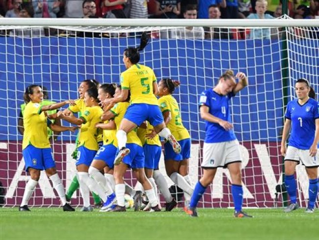 Brasil vence Itália e avança em terceiro às oitavas da Copa