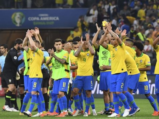Brasil goleia o Peru e garante ida às quartas de final