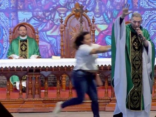 Padre Marcelo Rossi é empurrado por mulher em missa e cai do palco