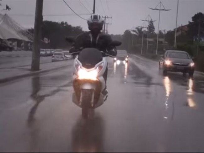 Piso molhado exige atenção do motociclista para frenagem correta
