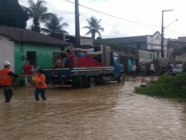 Chuva forte deixa 518 famílias desalojadas em Barreiros, na Mata Sul