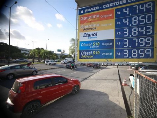 Petrobras anuncia aumentos nos preços da gasolina e do diesel