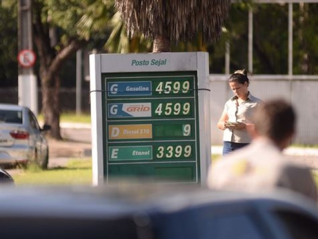 Postos de gasolina subiram preço antes de anúncio da Petrobras
