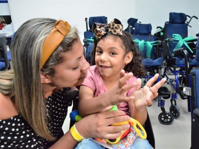 Crianças com microcefalia recebem doação de órteses e cadeira de rodas no Recife