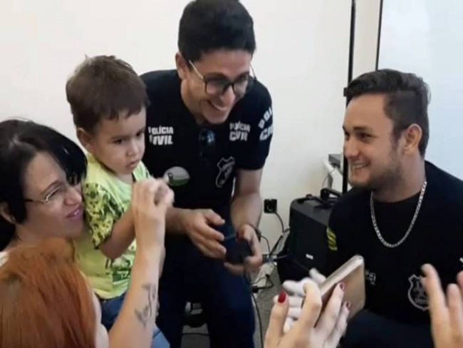 Policiais civis cantam e dançam 'Baby Shark' para colher digital de criança autista em Goiás