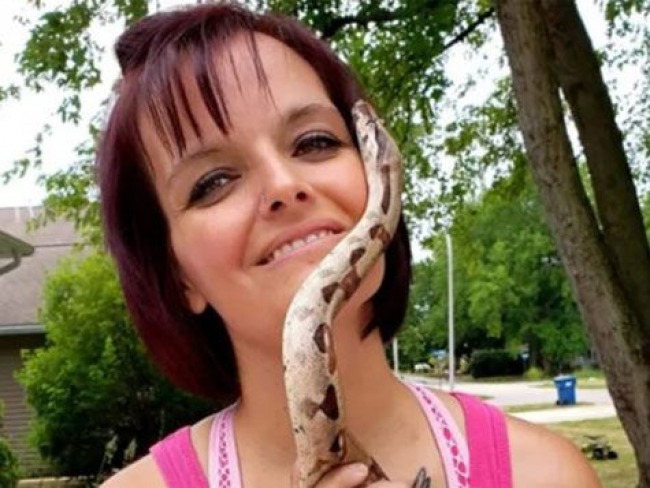 Mulher é encontrada morta com cobra enrolada no pescoço nos EUA
