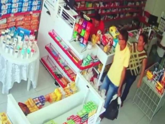Casal é flagrado por câmeras de segurança furtando farmácia em Nazaré da Mata