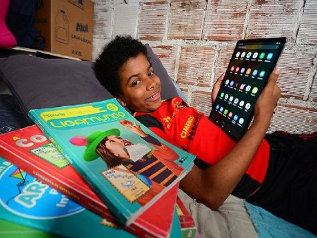 Anitta usa redes sociais para ajudar criança que fez trabalho escolar em tablet de loja em shopping no Recife