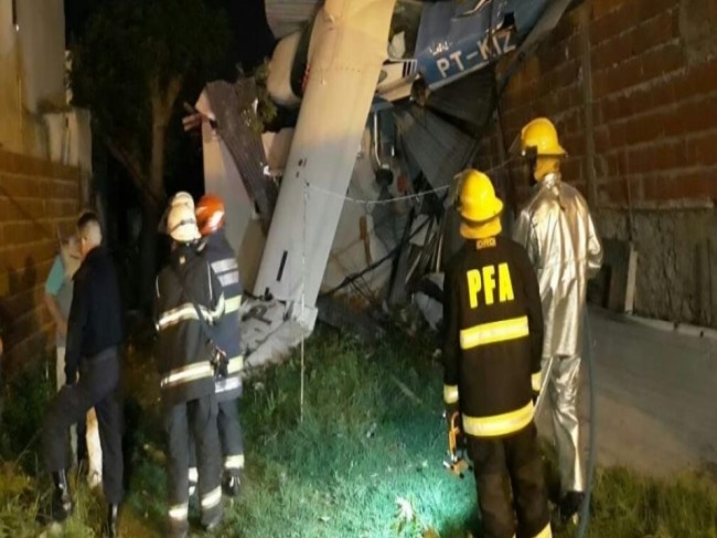 Avião com brasileiros cai sobre casa na Argentina