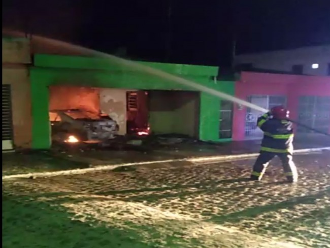 Homem usa carro para invadir casa e ateia fogo no imóvel