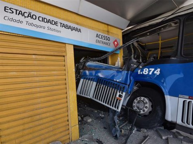 Motorista perde o controle e ônibus BRT colide em estação