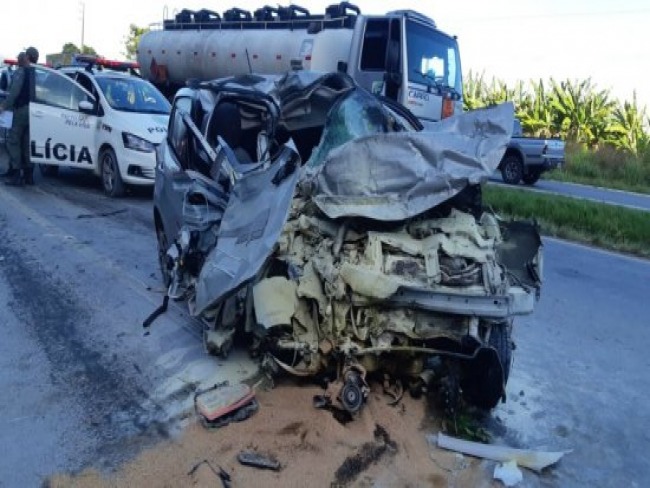 Colisão entre caminhão e carro deixa uma mulher morta em Jaboatão