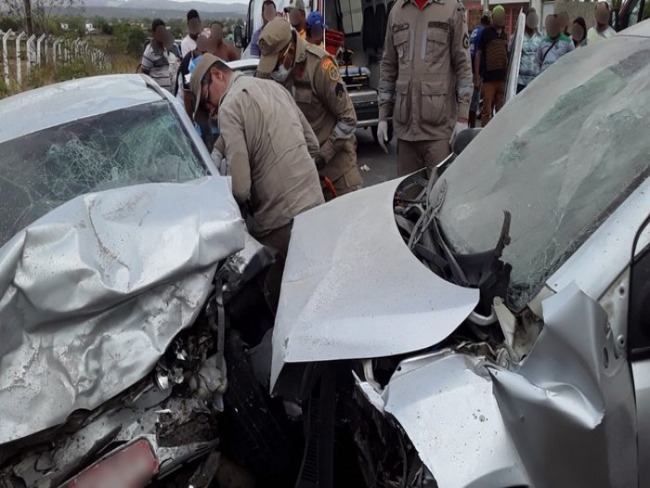 Colisão entre carros em Surubim deixa dois mortos e quatro feridos