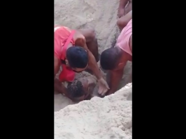 Jovem está em estado grave depois de se enterrar em areia