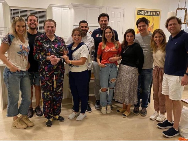 Silvio Santos surge de pijama em jantar com as filhas
