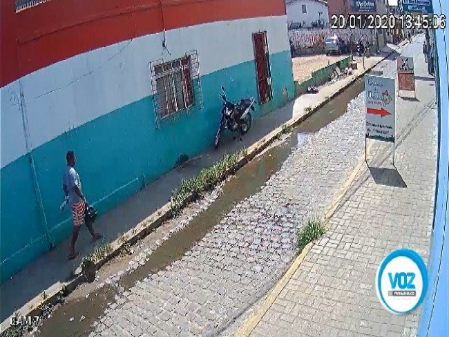 Imagens mostram furto de motocicleta no centro de Carpina