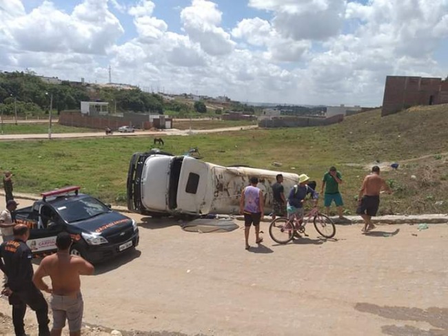 Caminhão pipa capota no bairro do Cajá, em Carpina