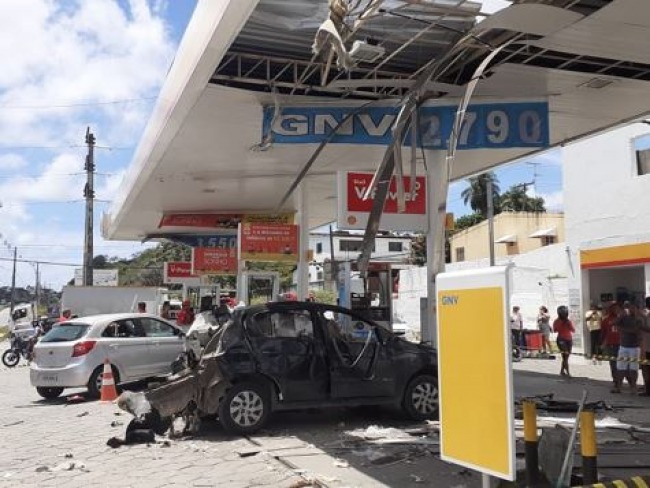 Carro explode durante abastecimento de gás em Paulista