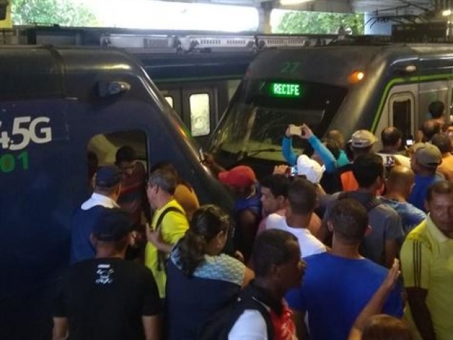 Colisão entre dois trens do Metrô do Recife deixa feridos e paralisa a Linha Centro