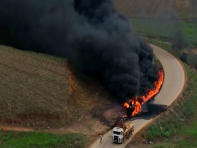 Caminhão pega fogo e duas pessoas morrem em Ipojuca