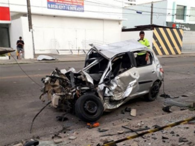 Uma pessoa morre e outras três ficam feridas após carro capotar em Olinda