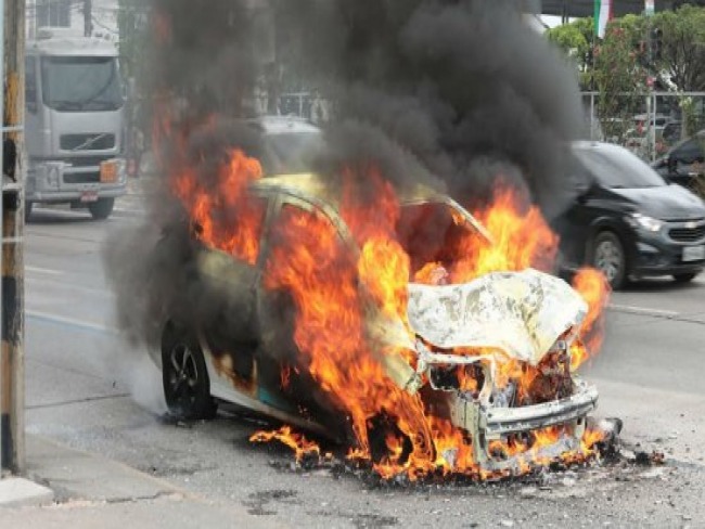 Táxi pega fogo na Avenida Mascarenhas de Morais