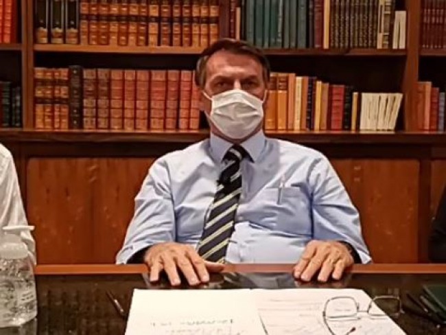 Bolsonaro faz live de máscara e desestimula ida a protesto
