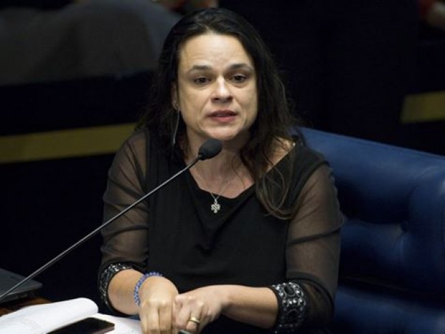 Janaina Paschoal defende afastamento de Bolsonaro da Presidência