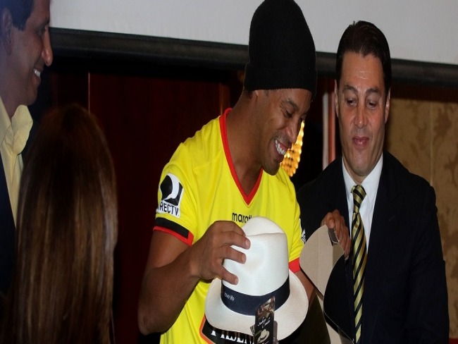 Ronaldinho paga R$ 8 milhões e vai para prisão domiciliar