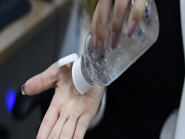 Álcool gel nas mãos requer cuidado para evitar queimaduras