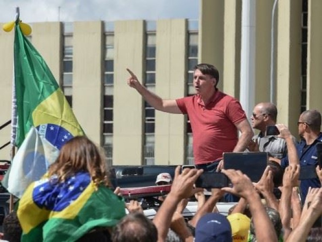 ‘Não queremos negociar nada’, diz Bolsonaro em ato pró-intervenção militar