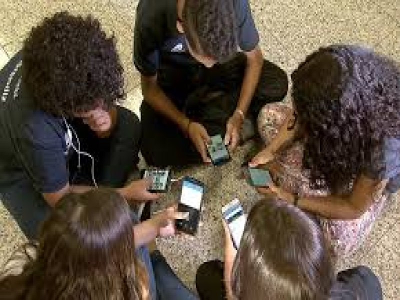 Comisso de Educao aprova projeto que probe celular em escolas