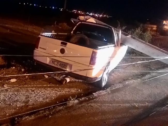 Em Delmiro Gouveia, carro fica parcialmente destrudo aps derrubar poste de energia