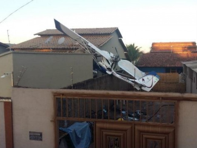 Avio cai em rea residencial em Goinia e deixa trs feridos