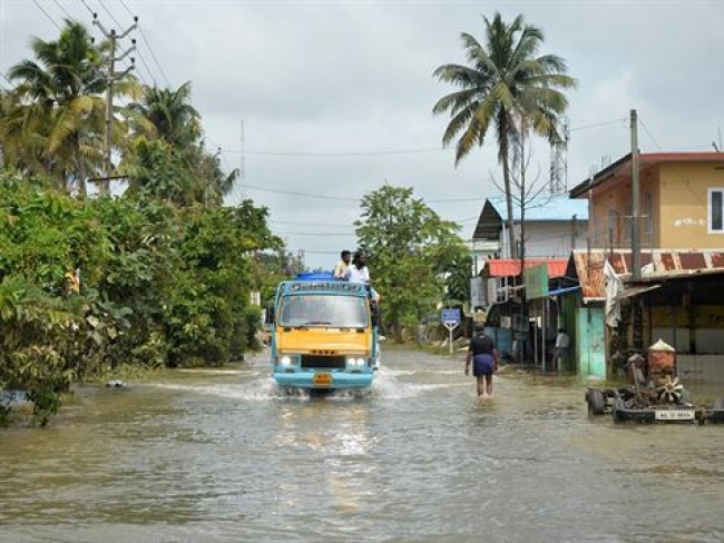 Balano de inundaes na ndia supera 400 mortes