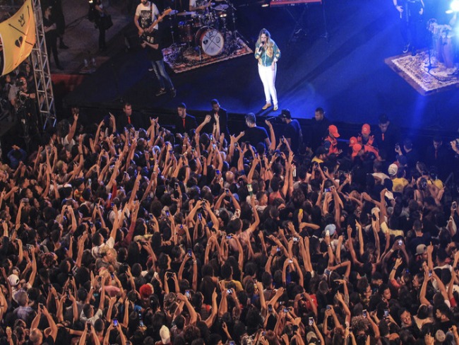 De surpresa, Marlia Mendona faz show gratuito no centro do Recife