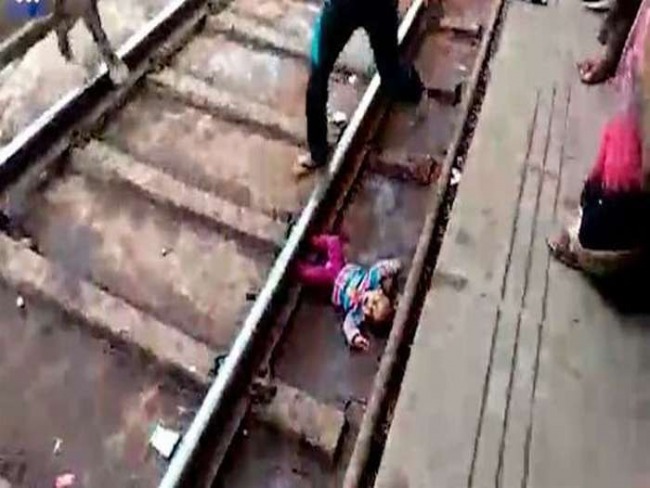 Trem passa por cima de beb, que escapa ileso