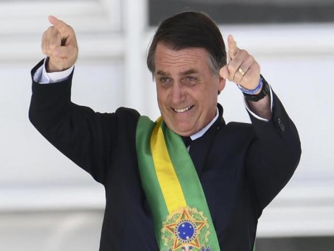 Bolsonaro assina decreto que define salrio mnimo de R$ 998 em 2019