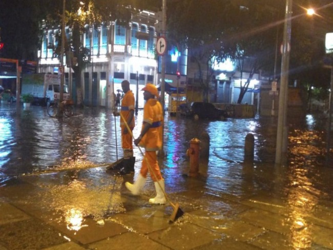Chuvas provocam alagamentos e derrubam rvores no Rio