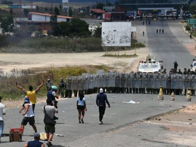 Militantes e militares venezuelanos voltam a se enfrentar na fronteira com o Brasil
