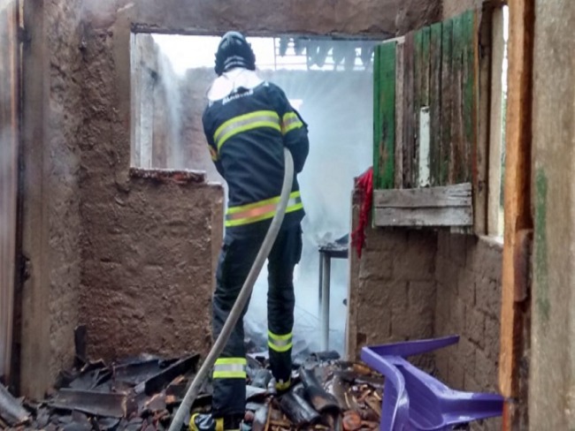 Jovem em surto ateia fogo e destri residncia da famlia em Santana do Ipanema