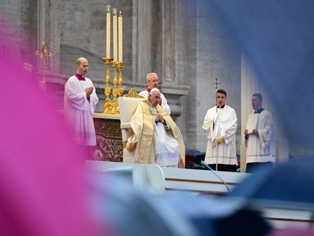 Papa insiste que igreja deve ter 'tolerncia zero' com agresses sexuais