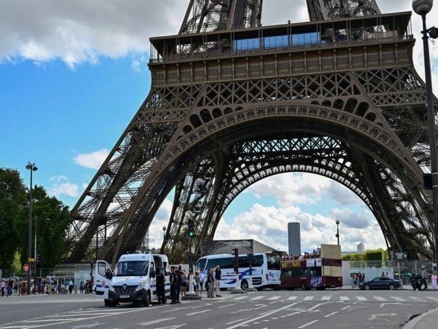 Homem  preso aps pular de paraquedas na Torre Eiffel