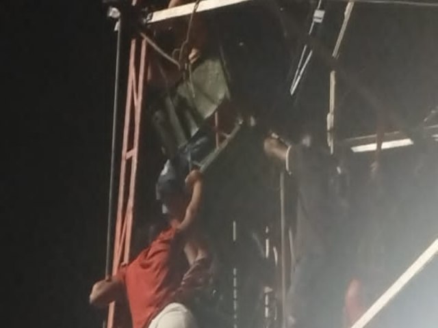 Crianas so resgatadas aps cadeira de roda gigante quebrar em parque de diverses em Jaboato