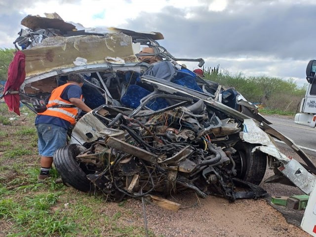 Batida entre caminho e nibus de turismo deixa 25 pessoas mortas no norte da Bahia