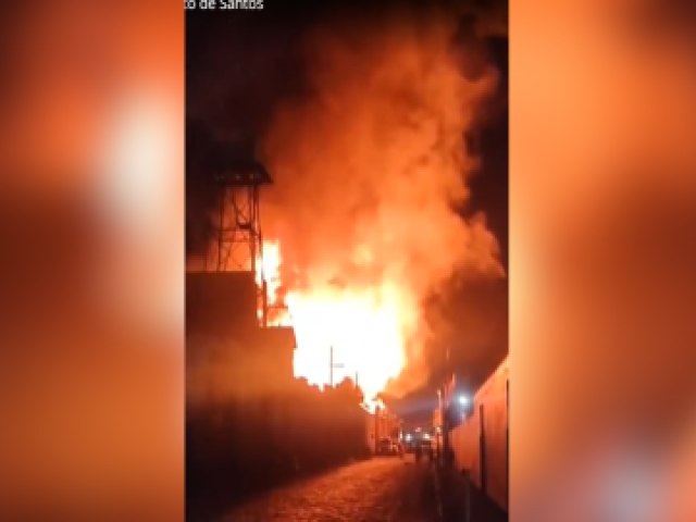 Incndio de grandes propores destri galpo no Porto de Santos