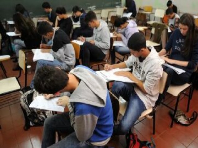 Brasil fica estagnado na qualidade de ensino e longe da maioria das metas